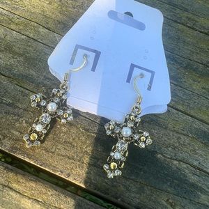 Gold earrings with white pearls